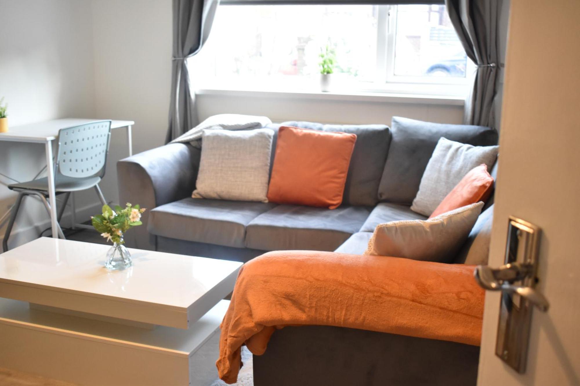 Spacious 2 Bed Flat Apartment Coventry