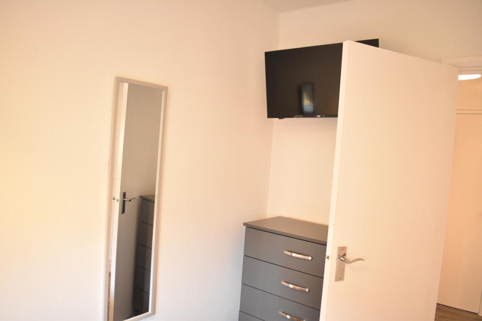 Spacious 2 Bed Flat Apartment *