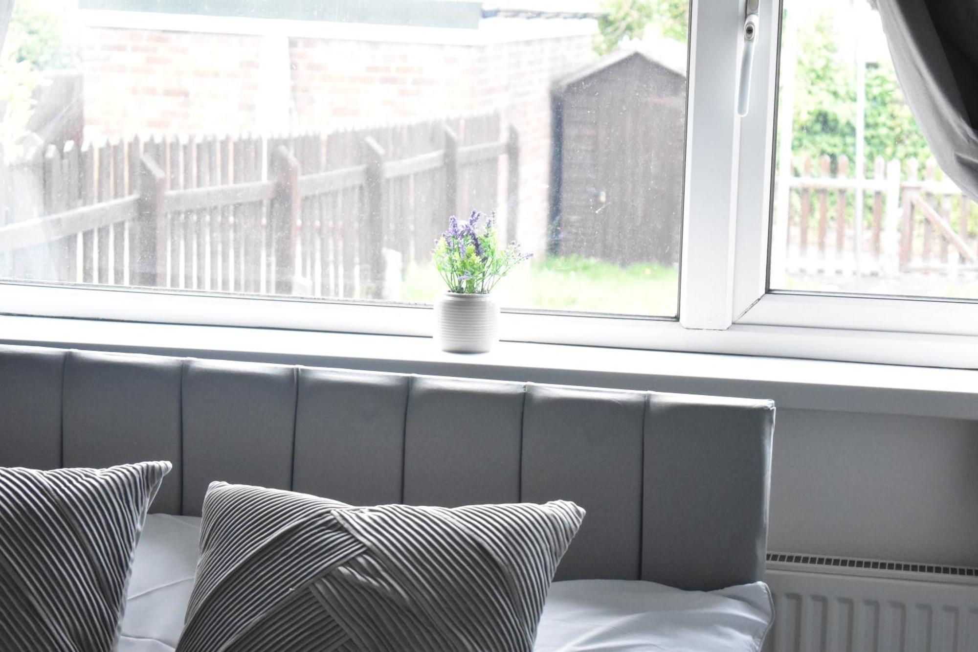Spacious 2 Bed Flat *