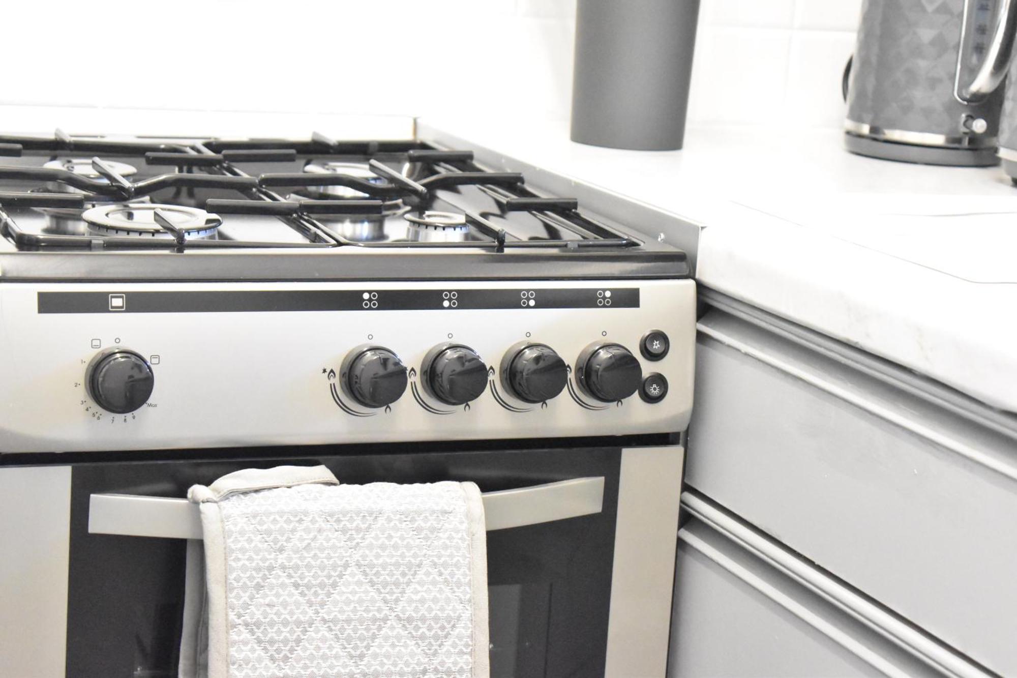 Spacious 2 Bed Flat Apartment *
