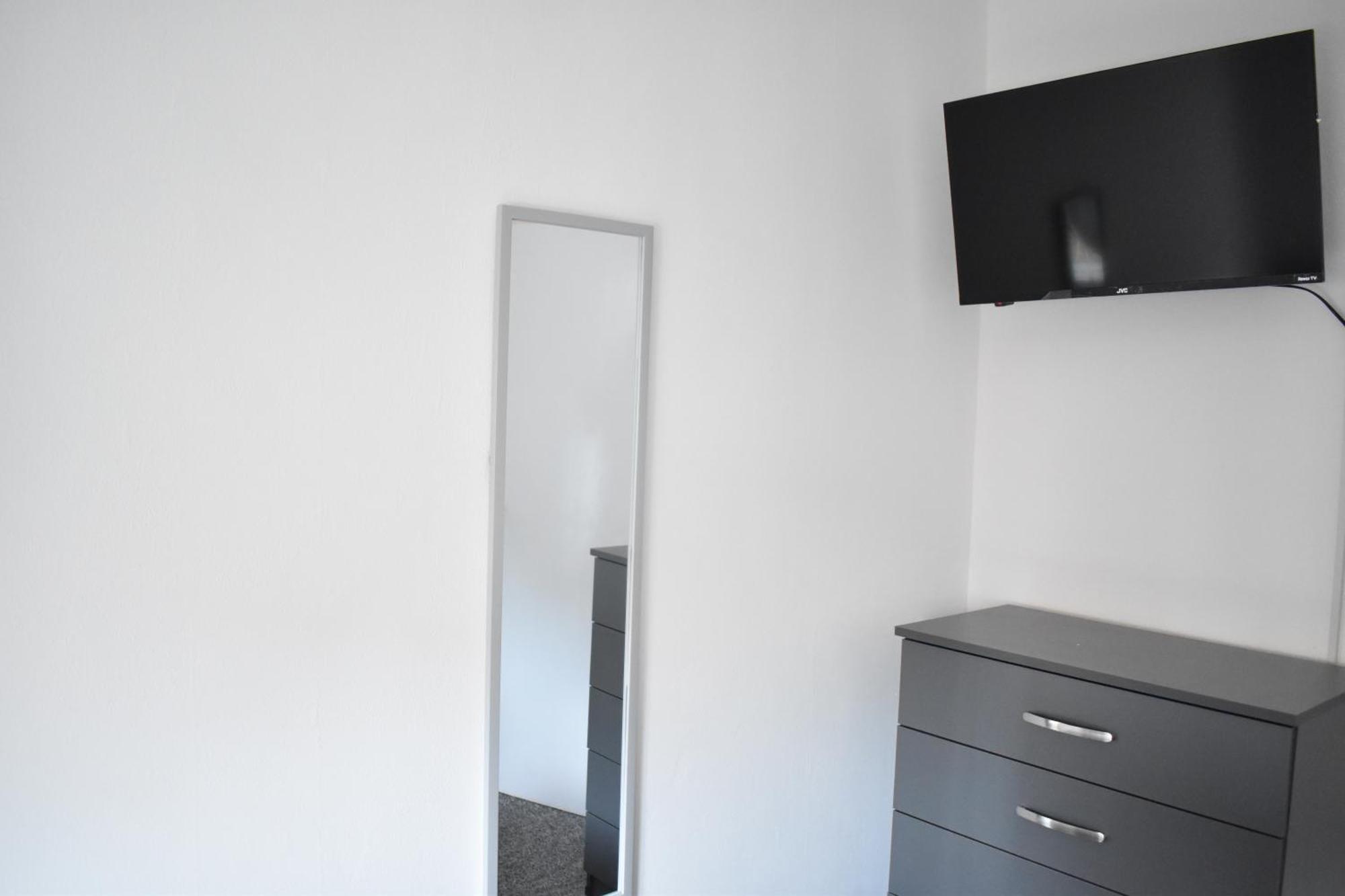 Apartment Spacious 2 Bed Flat *