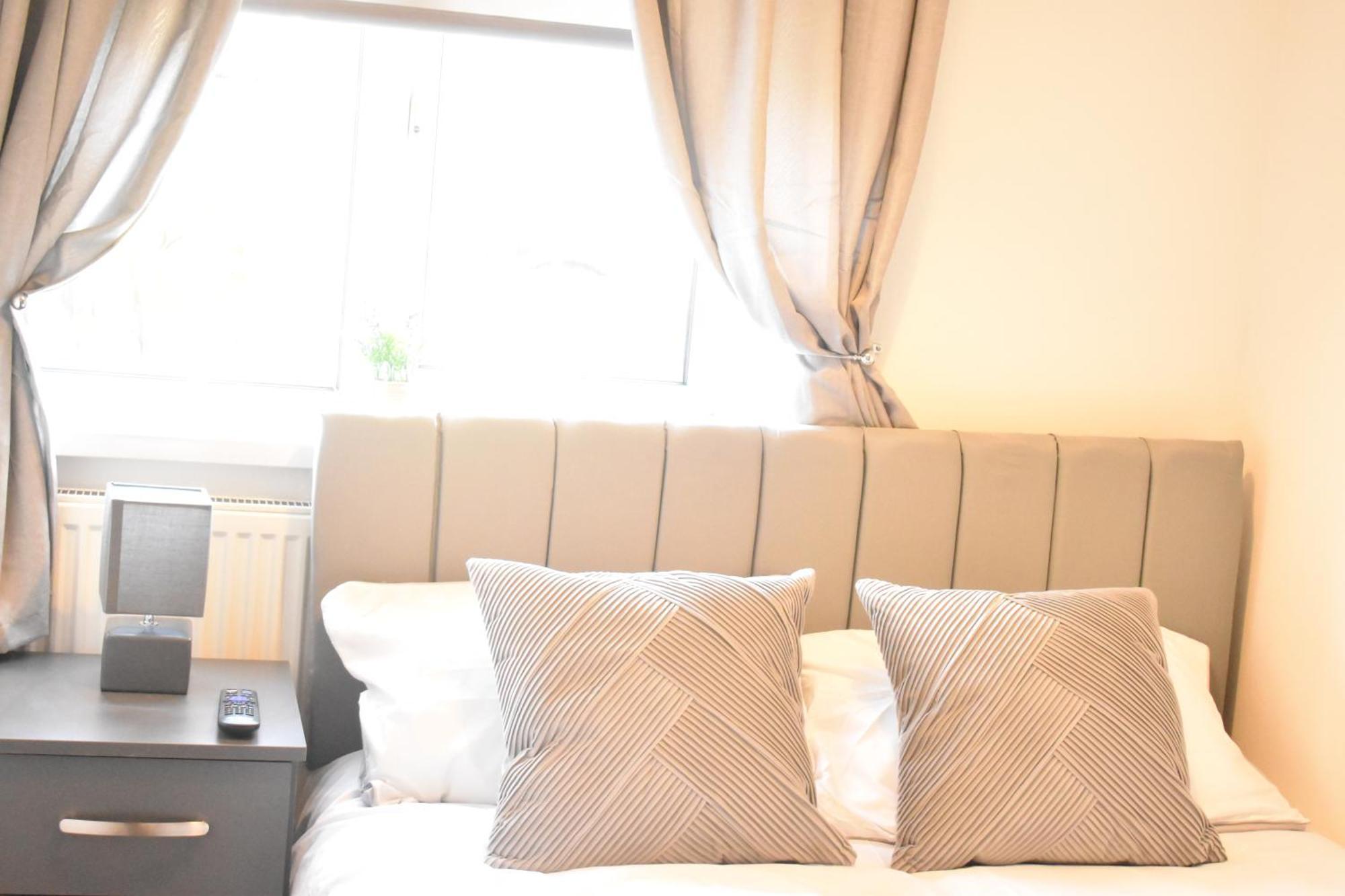 Apartment Spacious 2 Bed Flat *