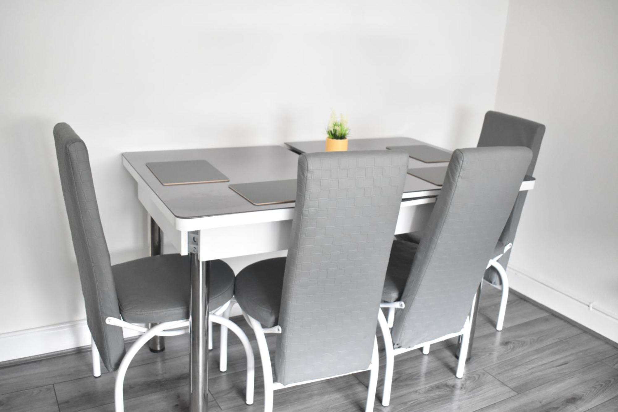 Apartment Spacious 2 Bed Flat *
