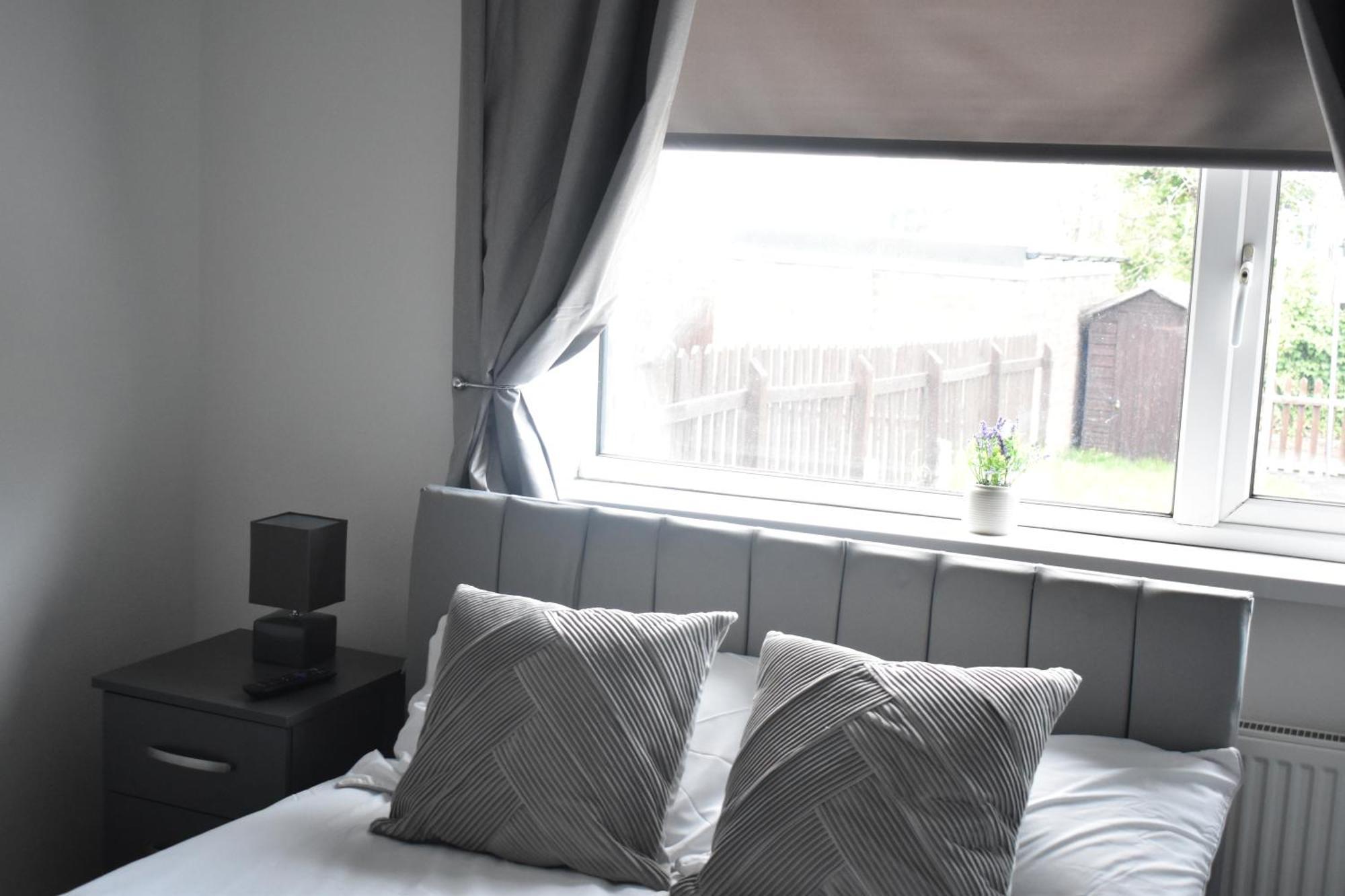 Spacious 2 Bed Flat Apartment *
