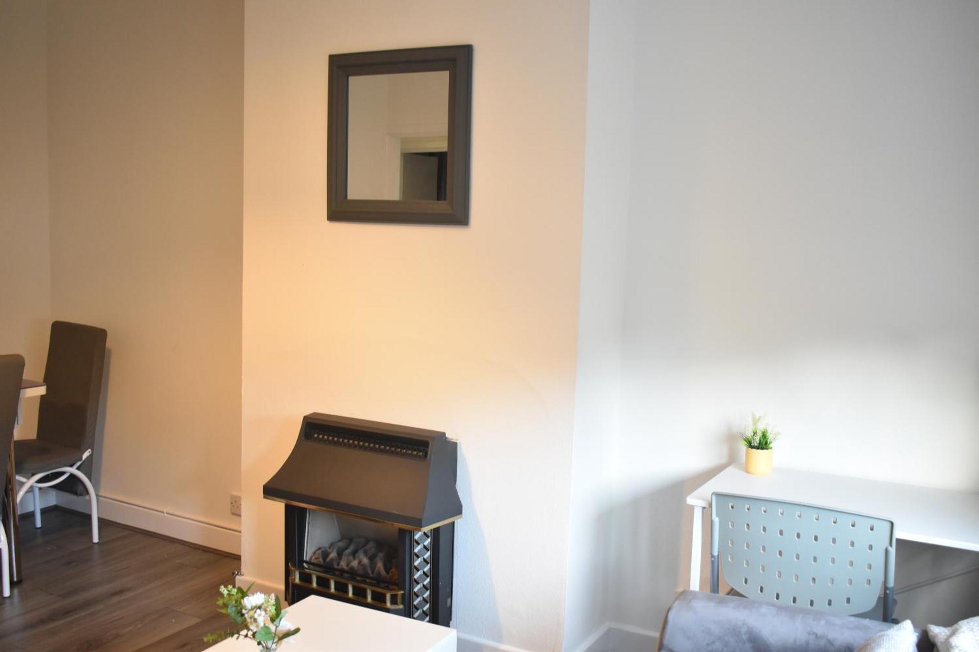Spacious 2 Bed Flat Apartment Coventry